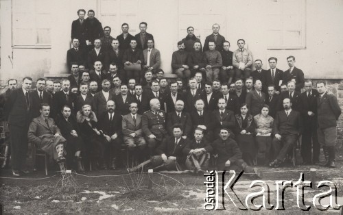 12.03.1937, Krzemieniec, Wołyń, Polska.
Uczestnicy kursu Zarządców Kółek Rolniczych, piąty od prawej siedzi Starosta Edward Skrzyński.
Fot. NN, zbiory Ośrodka KARTA, kolekcję Edwarda Skrzyńskiego udostępniła Izabella Srzednicka.
 
