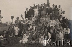Lata 30-te, Wola Korybutowiecka, Wołyń, Polska.
Uczestnicy zjazdu Koła Gospodyń Wiejskich połączonego ze świętem Matki i Dziecka.
Fot. NN, zbiory Ośrodka KARTA, kolekcję Edwarda Skrzyńskiego udostępniła Izabella Srzednicka.
 
