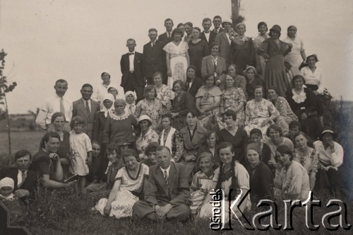 Lata 30-te, Wola Korybutowiecka, Wołyń, Polska.
Uczestnicy zjazdu Koła Gospodyń Wiejskich połączonego ze świętem Matki i Dziecka.
Fot. NN, zbiory Ośrodka KARTA, kolekcję Edwarda Skrzyńskiego udostępniła Izabella Srzednicka.
 
