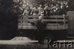 Lata 30-te, Równe okolice, Wołyń, Polska.
Grupa osób na ciężarówce, podpis po zdjęciem: 