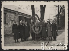 Lata 30-te, Bereżce, powiat Krzemieniec, Wołyń, Polska.
Zakończenie konkursów rolniczych, z wieńcem członkowie Koła Młodzieży Wiejskiej Szpikołosy.
Fot. NN, zbiory Ośrodka KARTA, kolekcję Edwarda Skrzyńskiego udostępniła Izabella Srzednicka.
   
