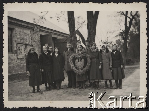Lata 30-te, Bereżce, powiat Krzemieniec, Wołyń, Polska.
Zakończenie konkursów rolniczych, z wieńcem członkowie Koła Młodzieży Wiejskiej Szpikołosy.
Fot. NN, zbiory Ośrodka KARTA, kolekcję Edwarda Skrzyńskiego udostępniła Izabella Srzednicka.
   

