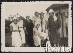 Lata 30-te, Jankowce, Wołyń, Polska.
Uczestniczki kursu gotowania i robienia przetworów.
Fot. NN, zbiory Ośrodka KARTA, kolekcję Edwarda Skrzyńskiego udostępniła Izabella Srzednicka.
 
