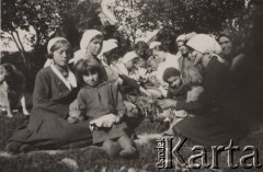 Lata 30-te, Dębina, Wołyń, Polska.
Uczestniczki kursu robienia przetworów owocowych i warzywnych.
Fot. NN, zbiory Ośrodka KARTA, kolekcję Edwarda Skrzyńskiego udostępniła Izabella Srzednicka.
 

