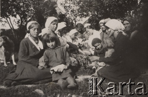 Lata 30-te, Dębina, Wołyń, Polska.
Uczestniczki kursu robienia przetworów owocowych i warzywnych.
Fot. NN, zbiory Ośrodka KARTA, kolekcję Edwarda Skrzyńskiego udostępniła Izabella Srzednicka.
 
