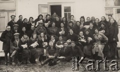 14-16.03.1938, Poczajów, Wołyń, Polska.
Uczestnicy kursu drobiarskiego.
Fot. NN, zbiory Ośrodka KARTA, kolekcję Edwarda Skrzyńskiego udostępniła Izabella Srzednicka.
 
