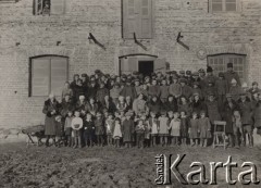 Lata 30-te, Wola Korybutowiecka, Wołyń, Polska.
Otwarcie Ogniska Matki i Dziecka przy Kole Gospodyń Wiejskich.
Fot. NN, zbiory Ośrodka KARTA, kolekcję Edwarda Skrzyńskiego udostępniła Izabella Srzednicka.
 
