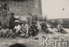 Lata 30-te, Wola Korybutowiecka, Wołyń, Polska.
Ognisko Matki i Dziecka zorganizowane przez Koło Gospodyń Wiejskich.
Fot. NN, zbiory Ośrodka KARTA, kolekcję Edwarda Skrzyńskiego udostępniła Izabella Srzednicka.
 
