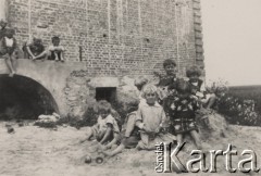 Lata 30-te, Wola Korybutowiecka, Wołyń, Polska.
Ognisko Matki i Dziecka zorganizowane przez Koło Gospodyń Wiejskich.
Fot. NN, zbiory Ośrodka KARTA, kolekcję Edwarda Skrzyńskiego udostępniła Izabella Srzednicka.
 
