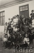 Lata 30-te, Wola Wilsona, Wołyń, Polska.
Letni dzieciniec, grupa dzieci z wychowawczynią.
Fot. NN, zbiory Ośrodka KARTA, kolekcję Edwarda Skrzyńskiego udostępniła Izabella Srzednicka.
 
