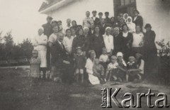 1936, Żołoby, Wołyń, Polska.
Letni dzieciniec, grupa dzieci z wychowawczyniami.
Fot. NN, zbiory Ośrodka KARTA, kolekcję Edwarda Skrzyńskiego udostępniła Izabella Srzednicka.
 
