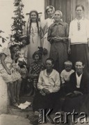 1937, Żołoby, Wołyń, Polska.
Letni dzieciniec, dzieci, matki i wychowawczynie.
Fot. NN, zbiory Ośrodka KARTA, kolekcję Edwarda Skrzyńskiego udostępniła Izabella Srzednicka.
 
