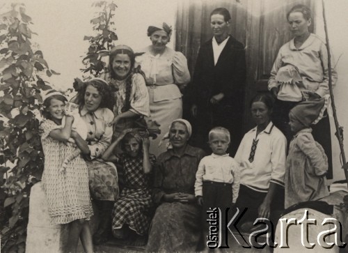 1937, Żołoby, Wołyń, Polska.
Letni dzieciniec, dzieci, matki i wychowawczynie.
Fot. NN, zbiory Ośrodka KARTA, kolekcję Edwarda Skrzyńskiego udostępniła Izabella Srzednicka.
 
