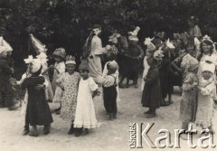 1937, Żołoby, Wołyń, Polska.
Letni dzieciniec, zabawa kostiumowa.
Fot. NN, zbiory Ośrodka KARTA, kolekcję Edwarda Skrzyńskiego udostępniła Izabella Srzednicka.
 
