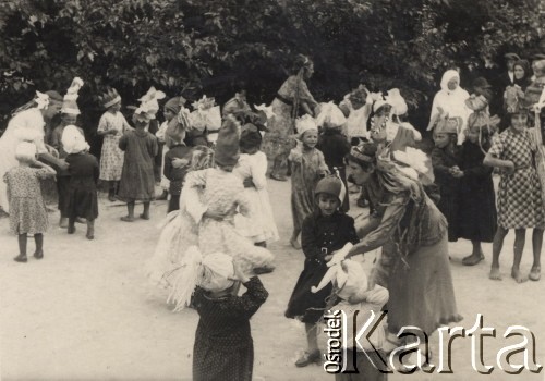 1937, Żołoby, Wołyń, Polska.
Letni dzieciniec, zabawa kostiumowa.
Fot. NN, zbiory Ośrodka KARTA, kolekcję Edwarda Skrzyńskiego udostępniła Izabella Srzednicka.
 
