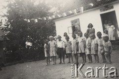 1938, Papierosówka, Wołyń, Polska.
Dzieci w ubraniach uszytych przez matki na kursie kroju i szycia.
Fot. NN, zbiory Ośrodka KARTA, kolekcję Edwarda Skrzyńskiego udostępniła Izabella Srzednicka.
 
