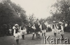 28.08.1938, Papierosówka, Wołyń, Polska.
Zakończenie prac dziecińca, dzieci tańczące krakowiaka.
Fot. NN, zbiory Ośrodka KARTA, kolekcję Edwarda Skrzyńskiego udostępniła Izabella Srzednicka.
 
