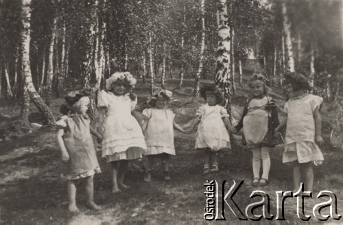 12.09.1938, Stara Huta, Wołyń, Polska.
Zakończenie dziecińca letniego, grupa dziewczynek.
Fot. NN, zbiory Ośrodka KARTA, kolekcję Edwarda Skrzyńskiego udostępniła Izabella Srzednicka.
 
