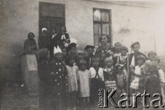 5.09.1938, Wola Wilsona, Wołyń, Polska.
Zakończenie letniego dziecińca, grupa dzieci z wychowawczynią.
Fot. NN, zbiory Ośrodka KARTA, kolekcję Edwarda Skrzyńskiego udostępniła Izabella Srzednicka.
 
