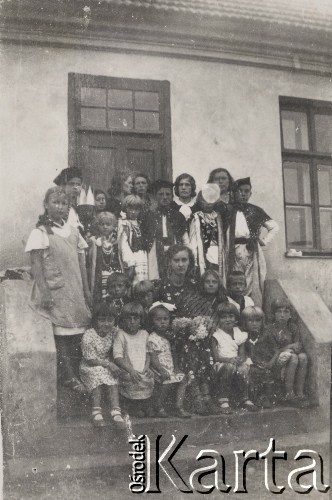 5.09.1938, Wola Wilsona, pow. Krzemieniec, Wołyń, Polska.
Zakończenie prac dziecińca, dzieci i wychowawczynie.
Fot. NN, zbiory Ośrodka KARTA, kolekcję Edwarda Skrzyńskiego udostępniła Izabella Srzednicka.
 
