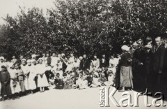 21.08.1938, Żołoby, Wołyń, Polska.
Zakończenie prac dziecińca, dzieci, wychowawcy i rodzice.
Fot. NN, zbiory Ośrodka KARTA, kolekcję Edwarda Skrzyńskiego udostępniła Izabella Srzednicka.
 
