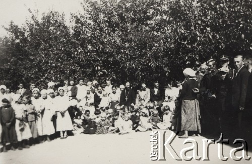 21.08.1938, Żołoby, Wołyń, Polska.
Zakończenie prac dziecińca, dzieci, wychowawcy i rodzice.
Fot. NN, zbiory Ośrodka KARTA, kolekcję Edwarda Skrzyńskiego udostępniła Izabella Srzednicka.
 
