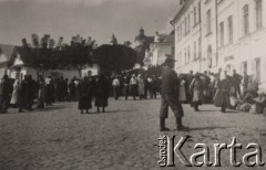 10.09.1938, Poczajów, Wołyń, Polska.
Rynek miasteczka w czasie odpustu.
Fot. NN, zbiory Ośrodka KARTA, kolekcję Edwarda Skrzyńskiego udostępniła Izabella Srzednicka.
 
