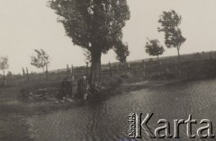 14-18.06.1938, powiat Krzemieniec, Wołyń, Polska.
Inspektorka Konopacka (z lewej) w podróży podczas lustracji konkursu hodowli kur.
Fot. NN, zbiory Ośrodka KARTA, kolekcję Edwarda Skrzyńskiego udostępniła Izabella Srzednicka.
 
