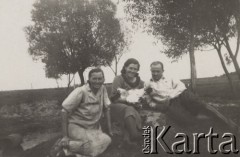 10.08.1938, Łosiatyn, Wołyń, Polska.
Lustracja gospodarstw podczas konkursu hodowli drobiu.
Fot. NN, zbiory Ośrodka KARTA, kolekcję Edwarda Skrzyńskiego udostępniła Izabella Srzednicka.
 
