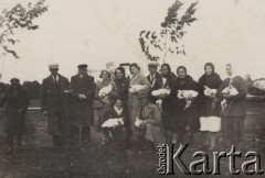 9.10.1938, Poczajów, Wołyń, Polska.
Zakończenie konkursu hodowli drobiu.
Fot. NN, zbiory Ośrodka KARTA, kolekcję Edwarda Skrzyńskiego udostępniła Izabella Srzednicka.
 
