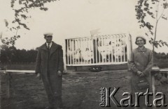 9.10.1938, Poczajów, Wołyń, Polska.
Zakończenie konkursu hodowli drobiu, z prawej stoi pani Kubikowa, której kury zdobyły I nagrodę.
Fot. NN, zbiory Ośrodka KARTA, kolekcję Edwarda Skrzyńskiego udostępniła Izabella Srzednicka.
 
