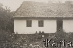 Wrzesień 1938, Stara Huta, Wołyń, Polska.
Kobiety siedzące przed chatą.
Fot. NN, zbiory Ośrodka KARTA, kolekcję Edwarda Skrzyńskiego udostępniła Izabella Srzednicka.
 
