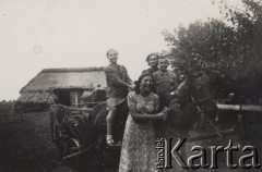 1938, Wola Wilsona, Wołyń, Polska.
Rodzina na podwórku, w tle stodoła.
Fot. NN, zbiory Ośrodka KARTA, kolekcję Edwarda Skrzyńskiego udostępniła Izabella Srzednicka.
 
