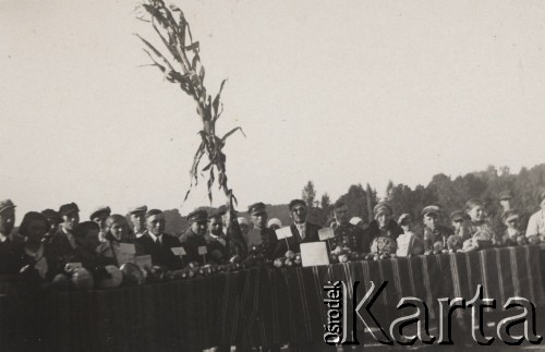 27.09.1938, Uhorsk, Wołyń, Polska.
Zakończenie konkursów rolniczych, wystawa płodów rolnych.
Fot. NN, zbiory Ośrodka KARTA, kolekcję Edwarda Skrzyńskiego udostępniła Izabella Srzednicka.
 
