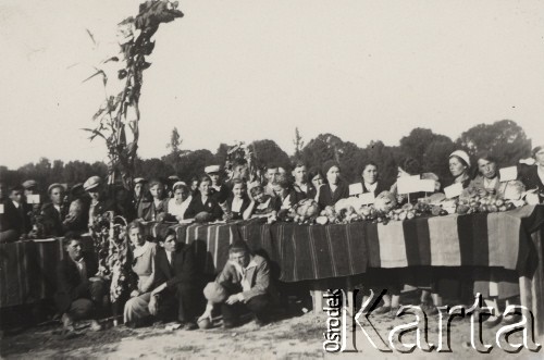 27.09.1938, Uhorsk, Wołyń, Polska.
Zakończenie konkursów rolniczych, wystawa płodów rolnych.
Fot. NN, zbiory Ośrodka KARTA, kolekcję Edwarda Skrzyńskiego udostępniła Izabella Srzednicka.
 
