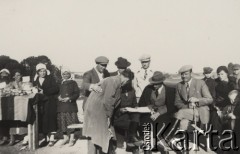 27.09.1938, Uhorsk, Wołyń, Polska.
Zakończenie konkursów rolniczych, obrady komisji.
Fot. NN, zbiory Ośrodka KARTA, kolekcję Edwarda Skrzyńskiego udostępniła Izabella Srzednicka.
 
