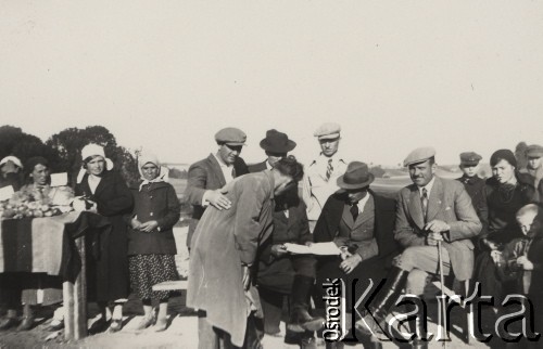27.09.1938, Uhorsk, Wołyń, Polska.
Zakończenie konkursów rolniczych, obrady komisji.
Fot. NN, zbiory Ośrodka KARTA, kolekcję Edwarda Skrzyńskiego udostępniła Izabella Srzednicka.
 
