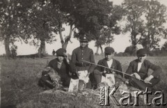2.10.1938, Orłopol, Wołyń, Polska.
Zakończenie konkursów rolniczych, chłopcy z Koła Młodzieży Wiejskiej w Zaleścu.
Fot. NN, zbiory Ośrodka KARTA, kolekcję Edwarda Skrzyńskiego udostępniła Izabella Srzednicka.
 
