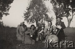 2.10.1938, Orłopol, Wołyń, Polska.
Zakończenie konkursów rolniczych, kobiety z Orłopola i Papierosówki oraz gigantyczna dynia.
Fot. NN, zbiory Ośrodka KARTA, kolekcję Edwarda Skrzyńskiego udostępniła Izabella Srzednicka.
 
