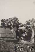 2.10.1938, Wola Wilsona, Wołyń, Polska.
Zakończenie konkursów rolniczych, konkursowa cebula.
Fot. NN, zbiory Ośrodka KARTA, kolekcję Edwarda Skrzyńskiego udostępniła Izabella Srzednicka.
 
