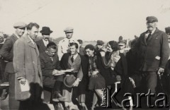 14.10.1938, Ciemnohajce, Wołyń, Polska.
Zakończenie konkursów rolniczych, obrady komisji.
Fot. NN, zbiory Ośrodka KARTA, kolekcję Edwarda Skrzyńskiego udostępniła Izabella Srzednicka.
 
