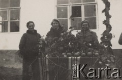14.10.1938, Ciemnohajce, Wołyń, Polska.
Zakończenie konkursów rolniczych, ogródek kwiatowy Koła Gospodyń Wiejskich w Sienkiewiczach.
Fot. NN, zbiory Ośrodka KARTA, kolekcję Edwarda Skrzyńskiego udostępniła Izabella Srzednicka.
 
