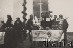 14.10.1938, Ciemnohajce, Wołyń, Polska.
Zakończenie konkursów rolniczych, członkowie Koła Młodzieży Wiejskiej z Kuszlina.
Fot. NN, zbiory Ośrodka KARTA, kolekcję Edwarda Skrzyńskiego udostępniła Izabella Srzednicka.
 
