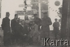 14.10.1938, Ciemnohajce, Wołyń, Polska.
Zakończenie konkursów rolniczych, instruktorzy.
Fot. NN, zbiory Ośrodka KARTA, kolekcję Edwarda Skrzyńskiego udostępniła Izabella Srzednicka.
 
