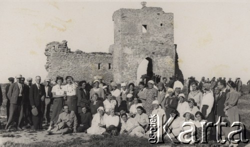21.08.1938, Krzemieniec, Wołyń, Polska.
Członkowie Koła Gospodyń Wiejskich z Dubna podczas zwiedzania ruin zamku 