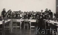 17.10-6.11.1938, Łuck, Wołyń, Polska.
Kurs dla instruktorek kroju i szycia.
Fot. NN, zbiory Ośrodka KARTA, kolekcję Edwarda Skrzyńskiego udostępniła Izabella Srzednicka.
 
