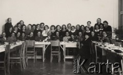 17.10-6.11.1938, Łuck, Wołyń, Polska.
Kurs dla instruktorek kroju i szycia.
Fot. NN, zbiory Ośrodka KARTA, kolekcję Edwarda Skrzyńskiego udostępniła Izabella Srzednicka.
 
