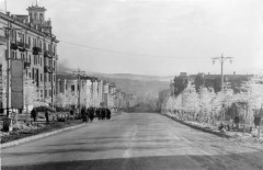 1958, Magadan, Kołyma, ZSRR.
Szosa Kołymska, początek magadańskiej drogi.
Fot. NN, zbiory Ośrodka KARTA, udostępniła Katarzyna Cal