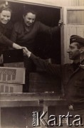 1944-1945, Włochy.
Krystyna Popiel (w środku) i amerykański gen. Mark Clark (od grudnia 1944 dowódca alianckich wojsk lądowych we Włoszech).
Fot. NN, zbiory Ośrodka KARTA, udostępniła Anna Czerkawska
