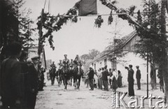 Czerwiec 1941, Sambor, obwód Lwów, Ukraina, ZSRR.
Wkroczenie wojsk niemieckich do Sambora, brama powitalna postawiona przez mieszkańców miasta.
Fot. NN, zbiory Ośrodka KARTA, udostępnił Władysław Raczkowski.